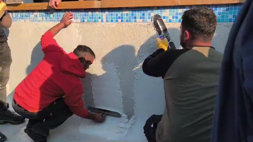 Cuadrilla especializada llaneando cuarzo Súper Brite en obra real